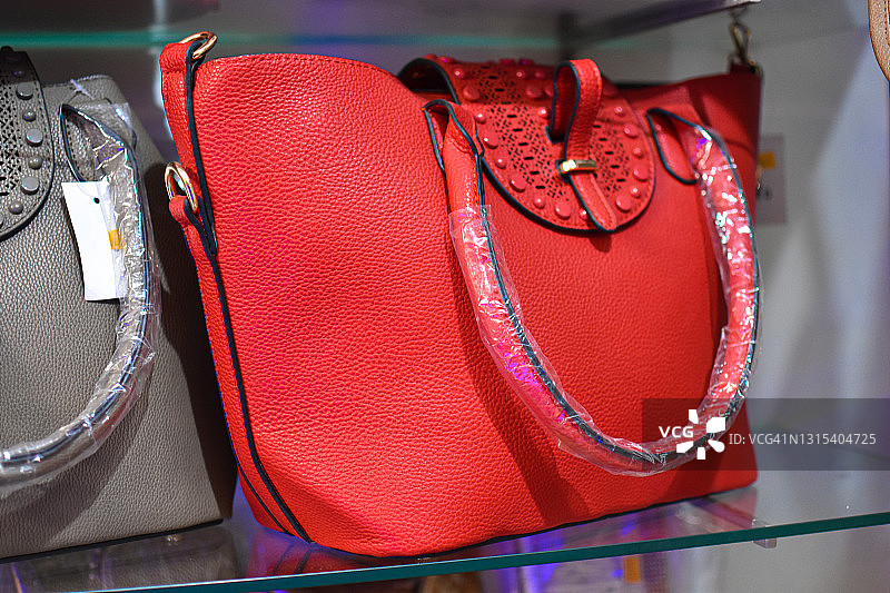 女士红色设计师手提包图片素材