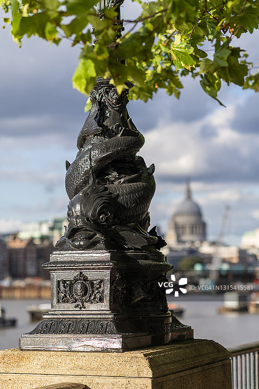 伦敦南岸灯光上的鱼形装饰与远处的圣保罗大教堂图片素材