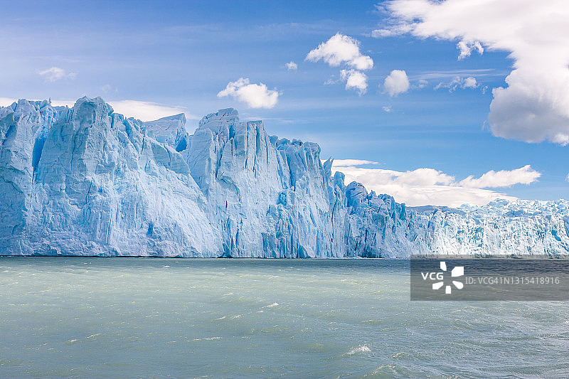 佩里托莫雷诺冰川的蓝色冰墙正面图片素材
