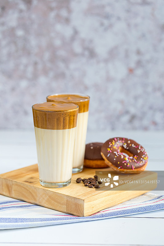 新鲜制作的焦糖咖啡图片素材