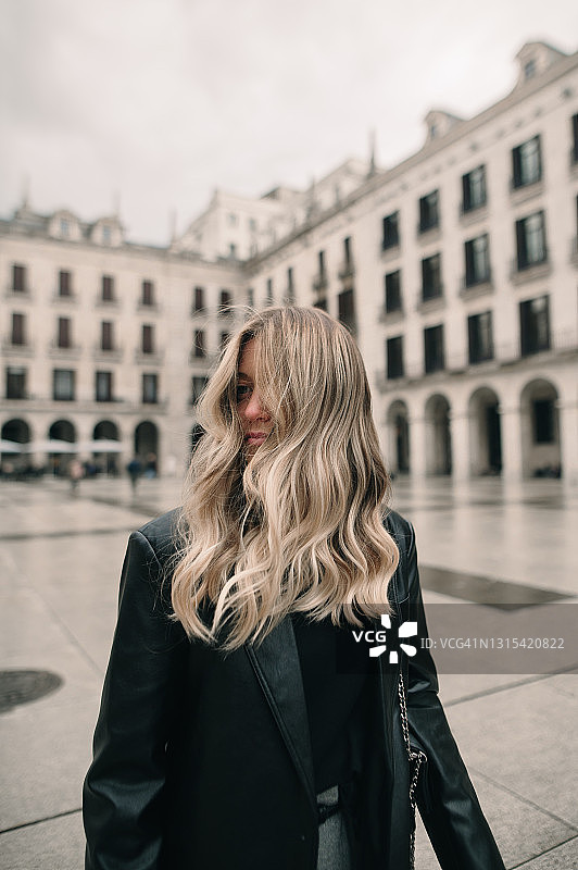 染浅色头发的年轻女子图片素材