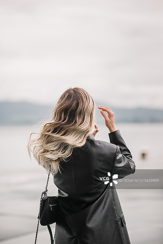 有着漂亮漂白头发的女人图片素材