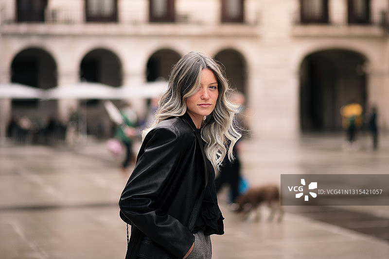 染浅色头发的年轻女子图片素材