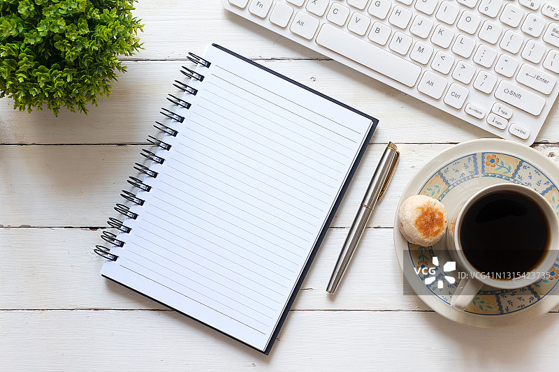 空白笔记本、笔、咖啡、饼干、绿植和键盘图片素材