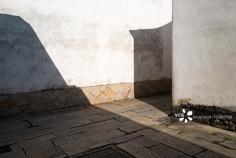 阳光在另一面墙上的投影图片素材