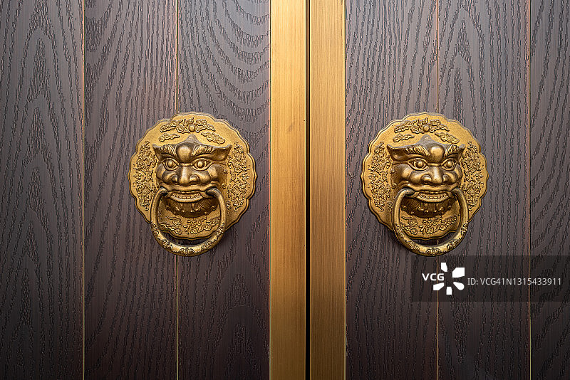 中国传统豪宅的门环正面图图片素材