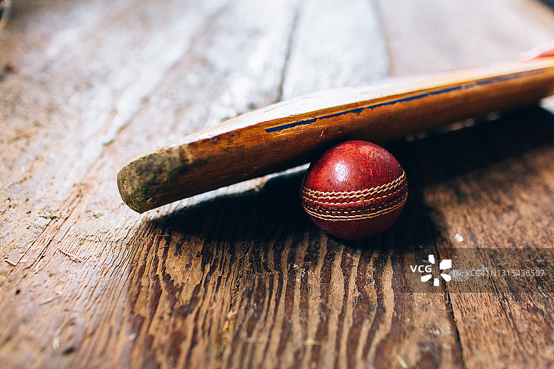 放在木地板上的板球拍和球图片素材