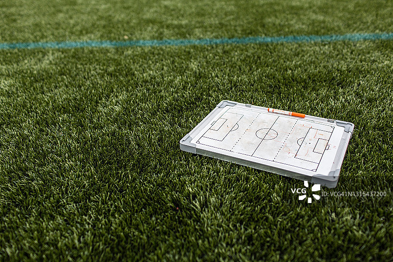 人造草皮上的足球战术板图片素材