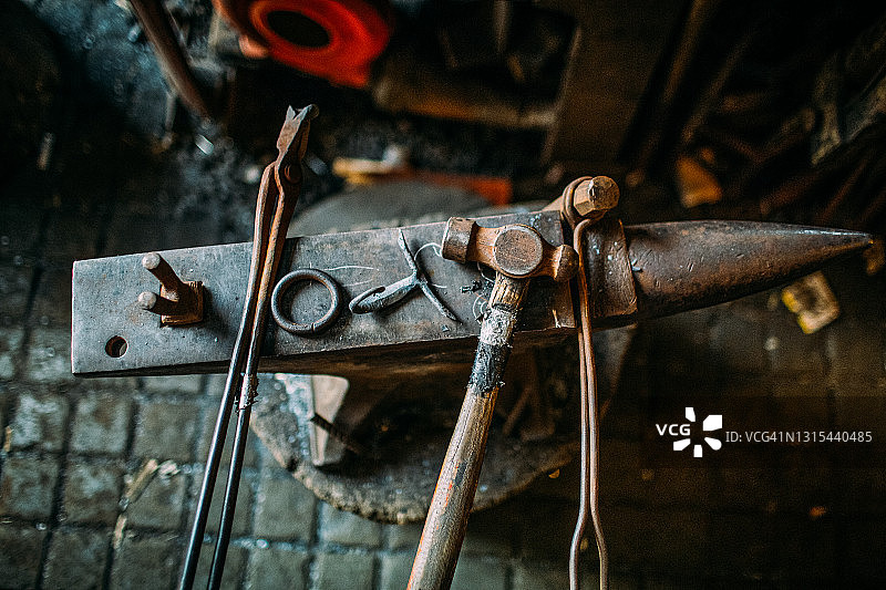 铁匠作坊铁砧上的什锦工具图片素材