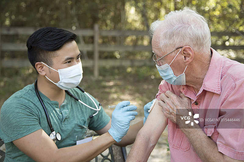 年长的男人和家庭护理护士图片素材