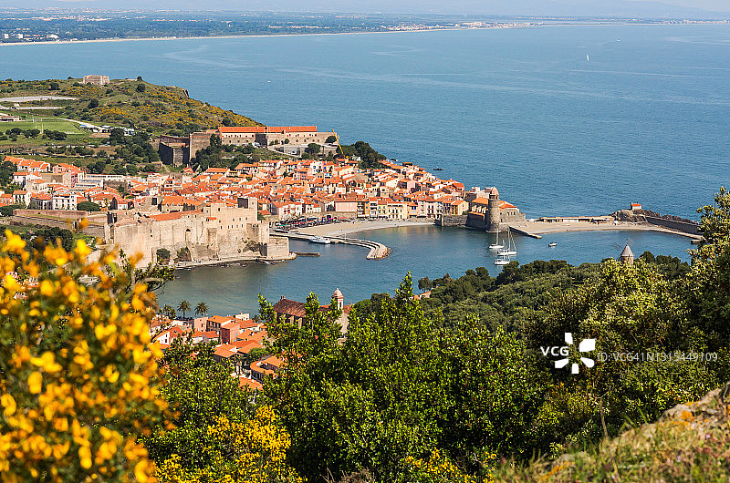 地中海沿岸的村庄（法国韦梅耶海岸）图片素材