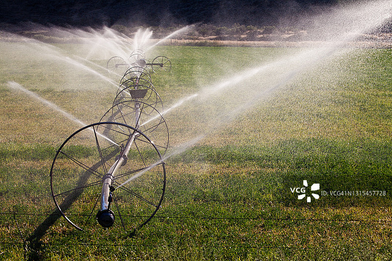 中心枢轴灌溉农业设备图片素材
