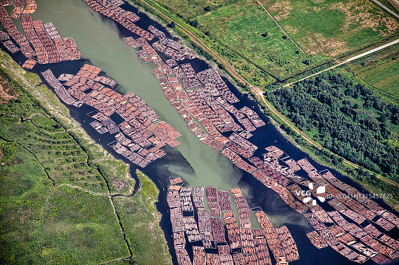 河流中围栏鸟瞰图片素材