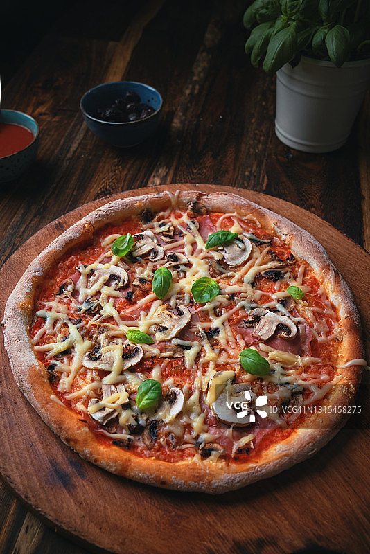 蘑菇罗勒披萨图片素材