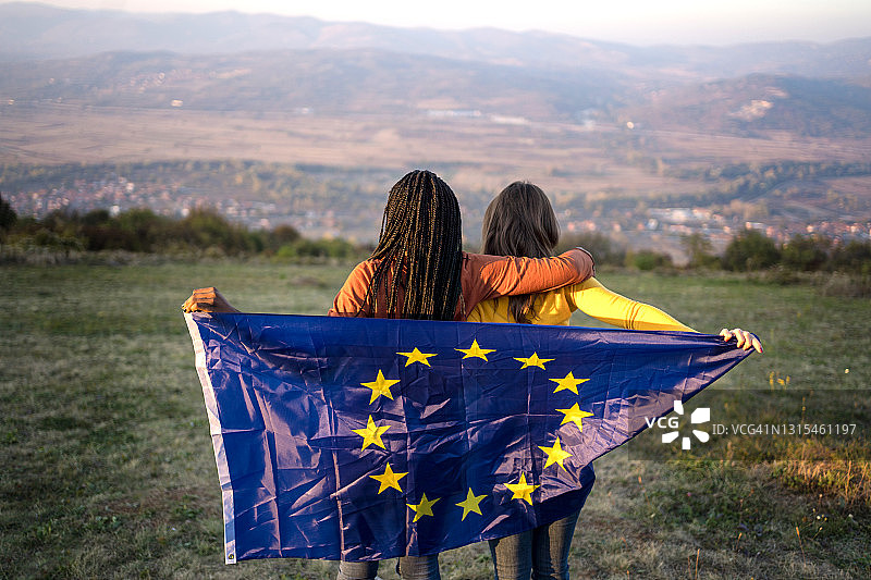 手持欧盟旗帜的不同女性图片素材