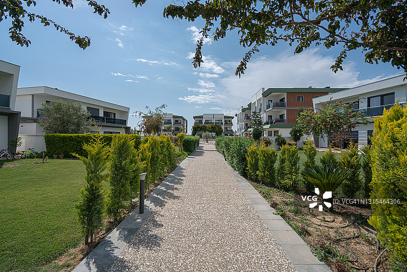 现代联排别墅的道路图片素材