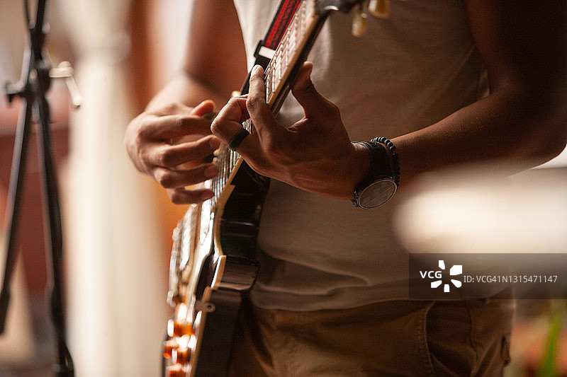 音乐家娴熟地弹奏吉他图片素材