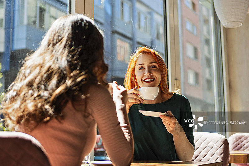 咖啡店和朋友聊天场景图片素材