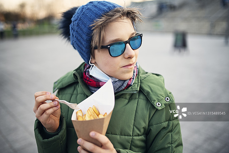 吃比利时薯条的小男孩肖像图片素材