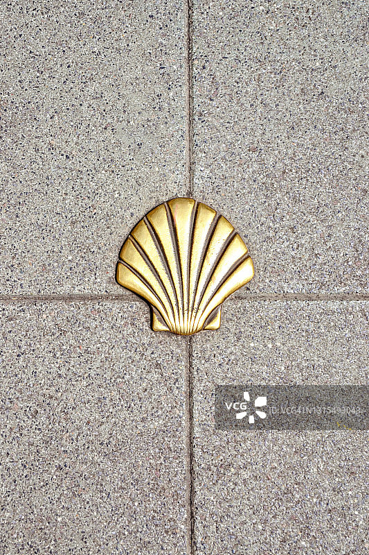 道路上的扇贝壳，圣詹姆斯之路图片素材