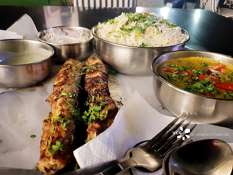 烤肉串配白米饭和黄色扁豆图片素材