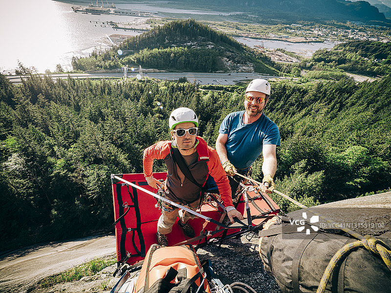 斯阔米什酋长山两名攀岩者在吊帐上图片素材