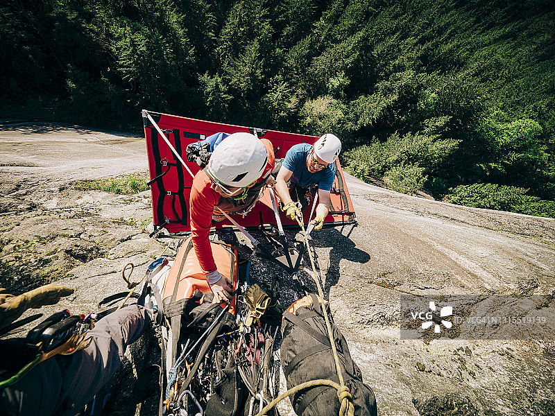 斯阔米什酋长山两名攀岩者在吊帐上图片素材