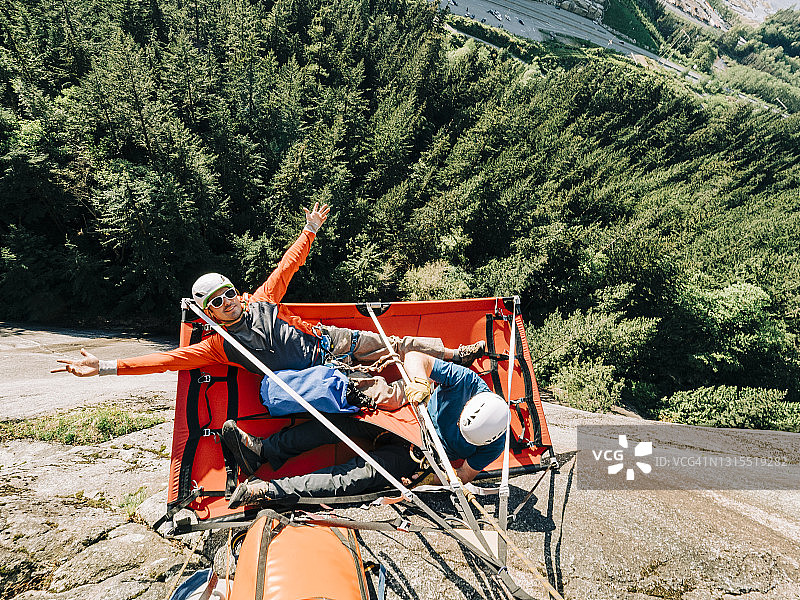 攀岩者在斯阔米什酋长峰的绝壁上休息图片素材