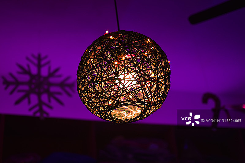 商店里的DIY手工悬挂灯笼，圣诞节特别装饰品。图片素材