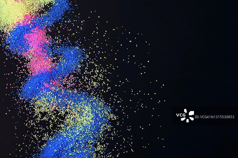 黑色背景上的彩色霓虹工艺沙图片素材
