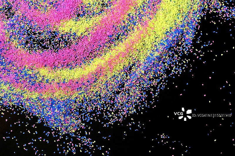 黑色背景上的彩色霓虹工艺沙图片素材
