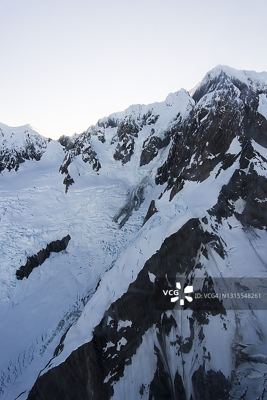 新西兰冰川山峰黎明航拍图片素材
