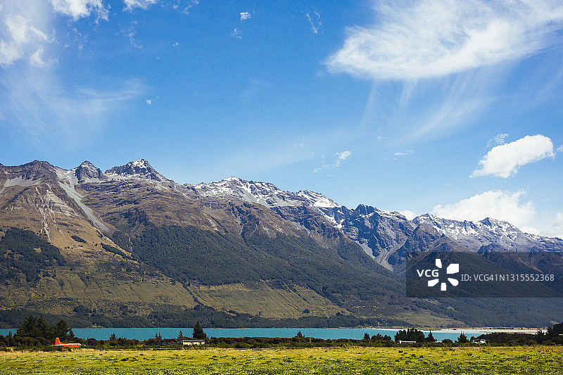阳光明媚的邦普兰山和达特河图片素材
