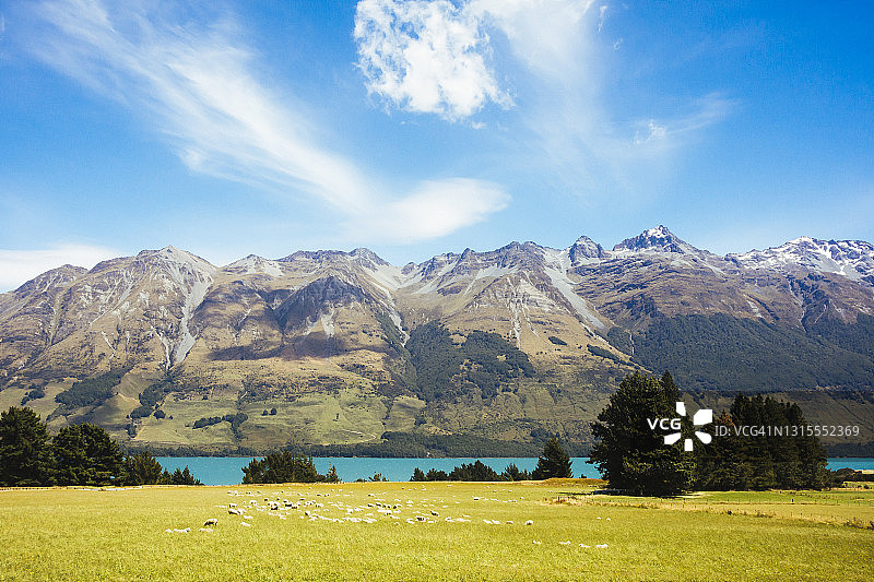 新西兰风景如画的群山和蓝色湖泊图片素材
