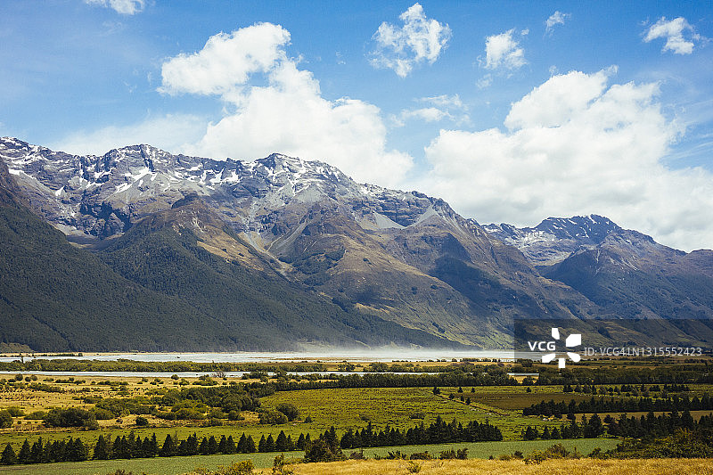 新西兰格林诺奇戏剧性的山脉和茂盛的乡村图片素材