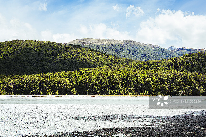 翠绿的山脉和砾石河床图片素材