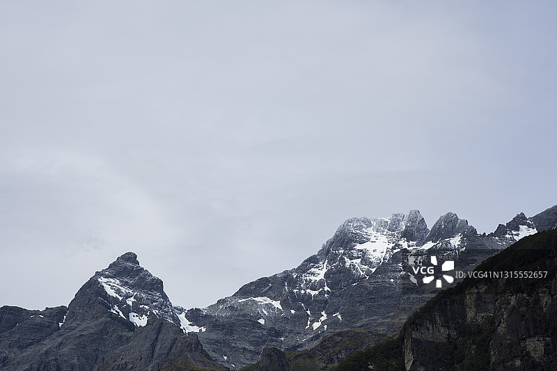 阴天里壮观的雪山山峰图片素材