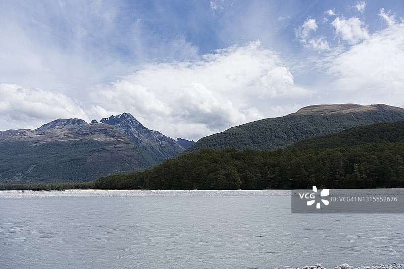 森林山地景观环绕的达特河图片素材