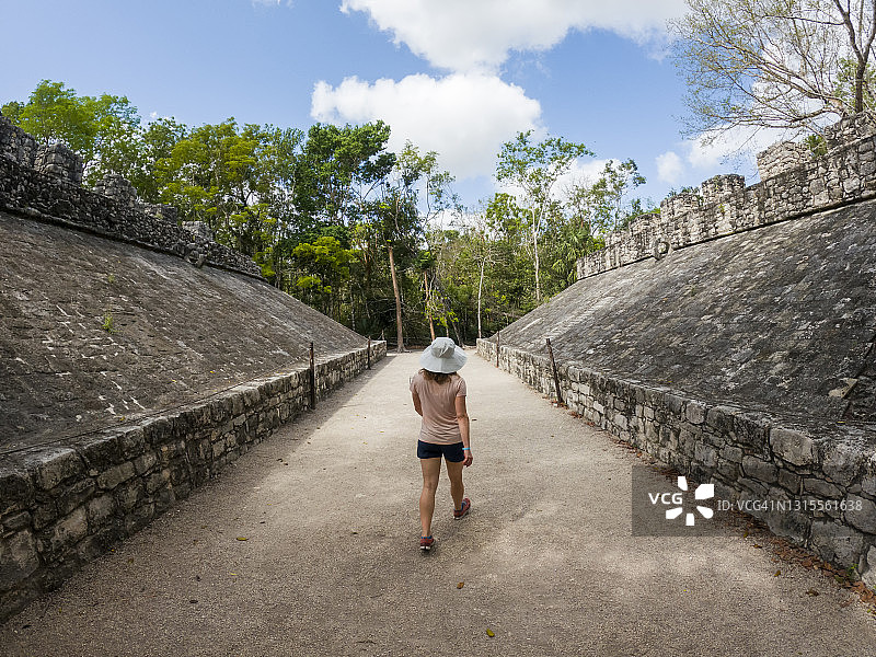 孤独的女子参观科巴玛雅球场图片素材