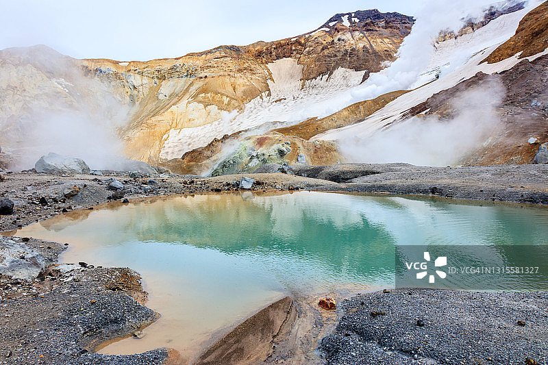 穆特诺夫斯基火山：位于俄罗斯堪察加半岛南部的复杂火山图片素材