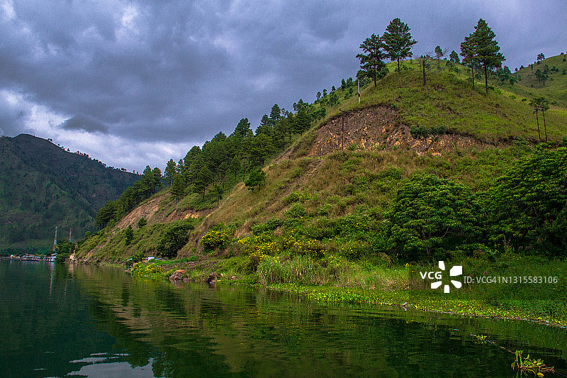 多巴湖岸边的山丘图片素材