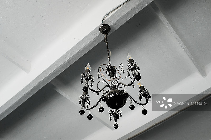 现代水晶吊灯特写：豪华公寓客厅的昂贵内饰设计 (黑白照片)图片素材