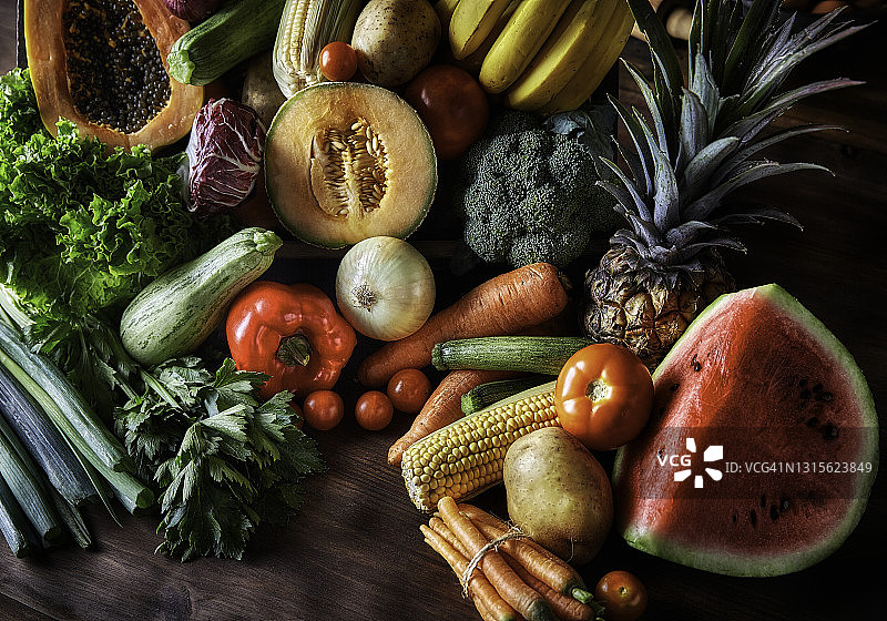 乡村厨房桌子上摆放的各种热带水果和蔬菜图片素材