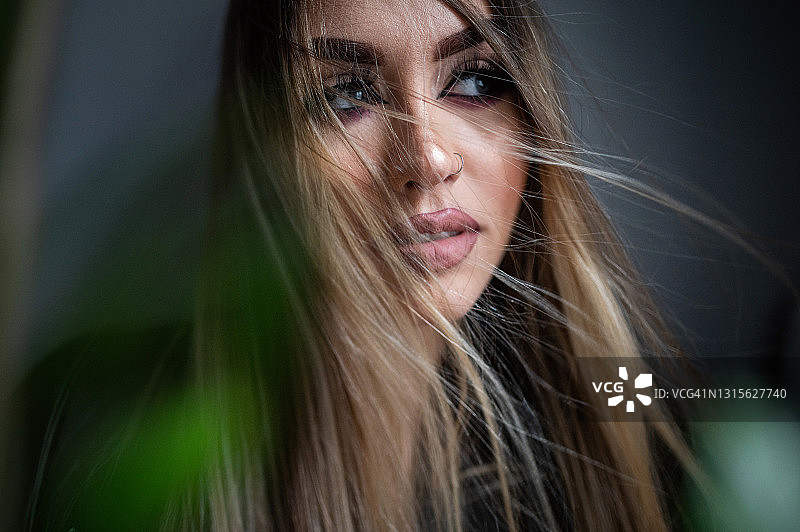 年轻漂亮的女人拍摄图片素材