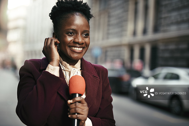 非洲女新闻记者直播中图片素材