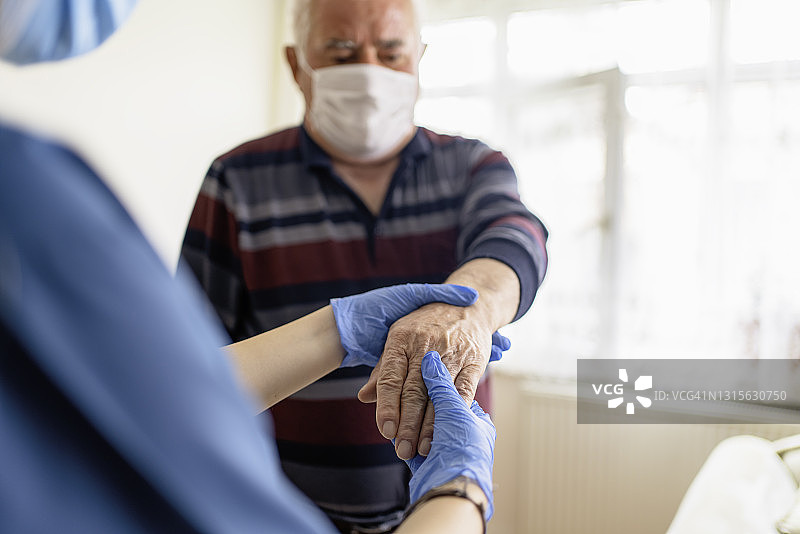 年长的男人和家庭保健护士，理疗师图片素材