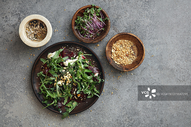 纯素烤甜菜根沙拉图片素材