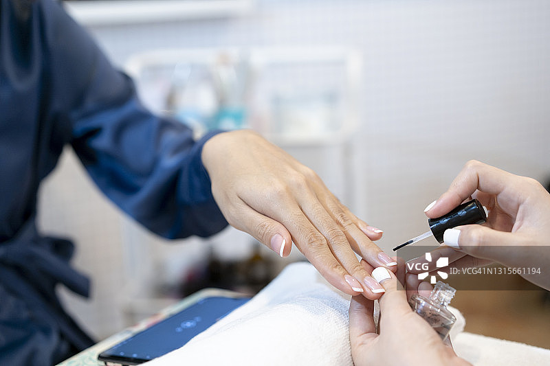 特写：女子在美容院做美甲图片素材