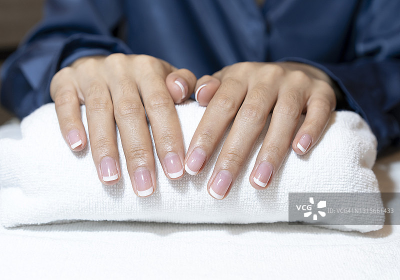 自然修剪的美甲图片素材