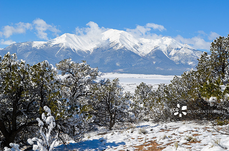白雪皑皑的普林斯顿山峰，海拔14196英尺图片素材